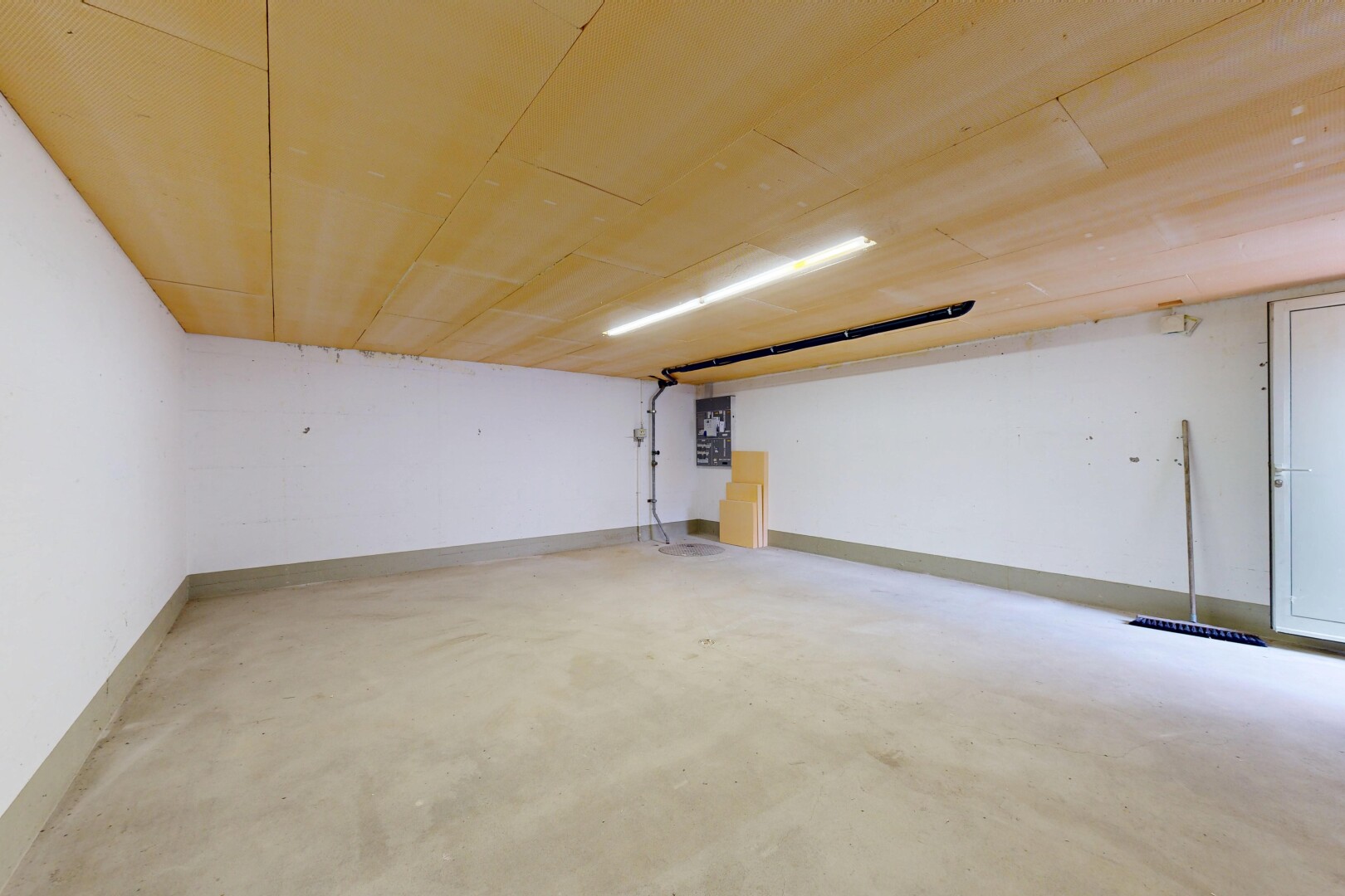 pièce vide avec concrete floor, sol en béton, inside property, drywall, et cloison sèche