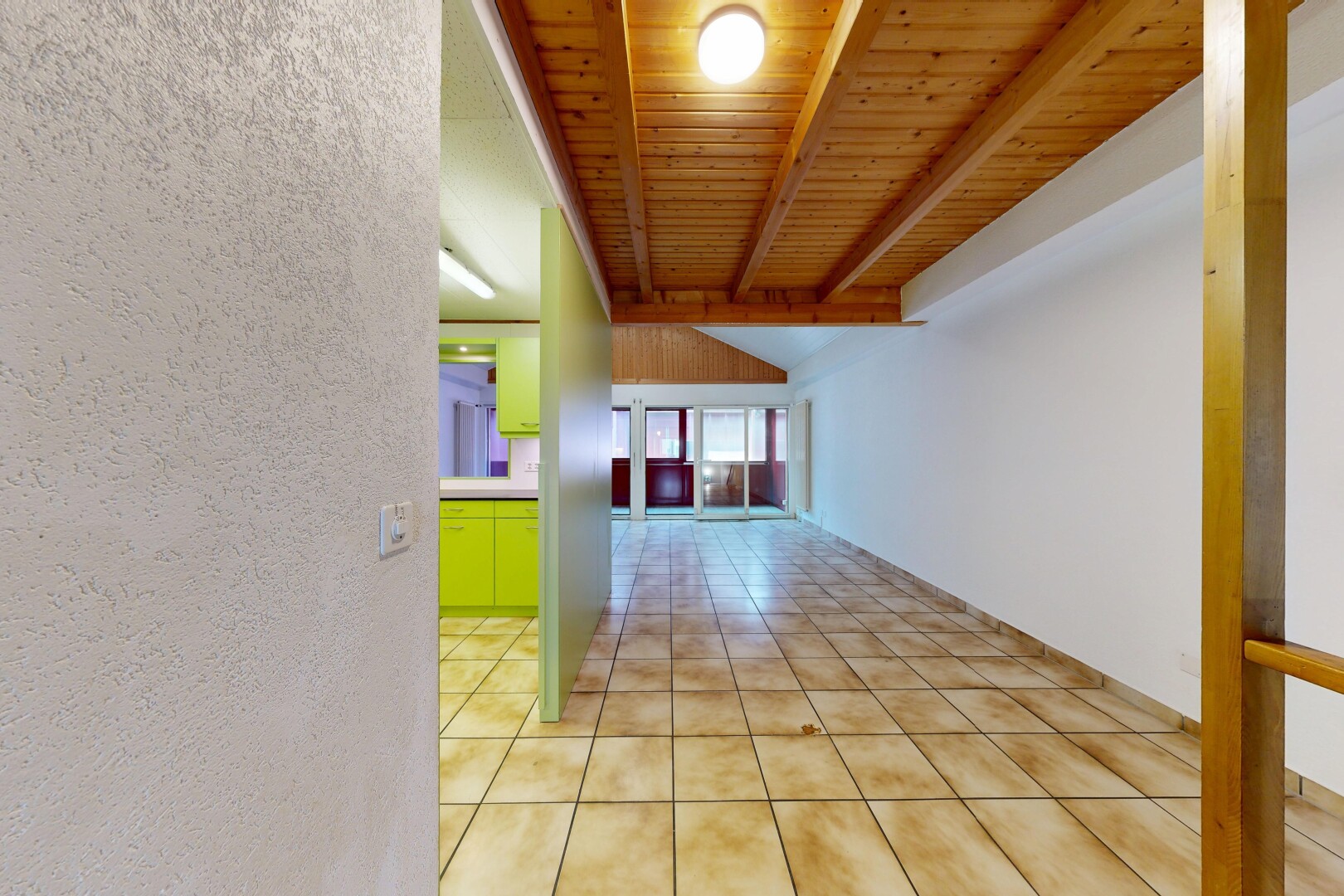 couloir avec plafond à poutres, beamed ceiling, plafond en bois, wood ceiling, et high end ceiling