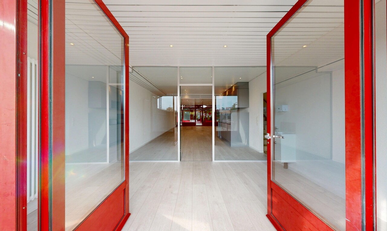 espace intérieur avec sol en finition bois, wood finish floor, éclairage encastré, et inside property