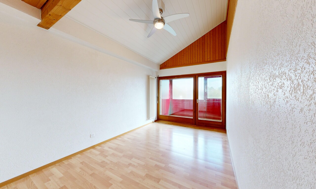 pièce vide avec plafond haut, high ceiling, plafond voûté, vaulted ceiling, et sol en finition bois
