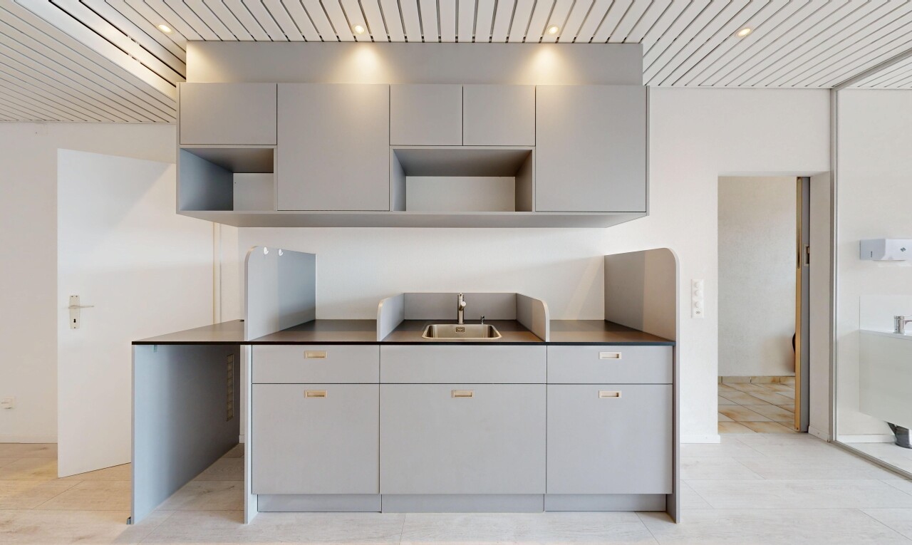 cuisine avec gray cabinets, armoires grises, microwave missing, éclairage encastré, et dark countertops