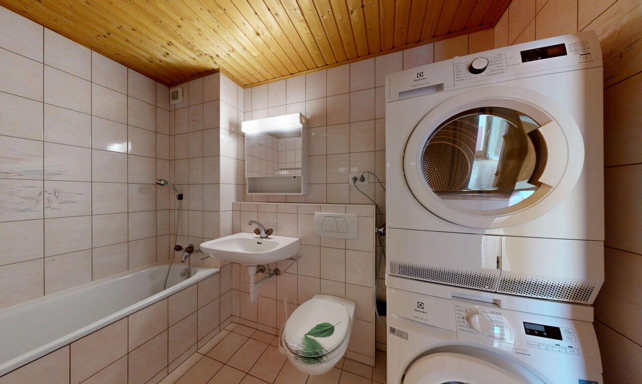 salle de bains avec miroir, wood ceiling, plafond en bois, tile wall, et mur en carrelage
