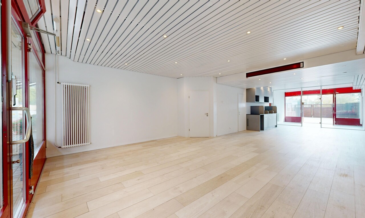 pièce vide avec éclairage encastré, wood finish floor, sol en finition bois, inside property, et drywall