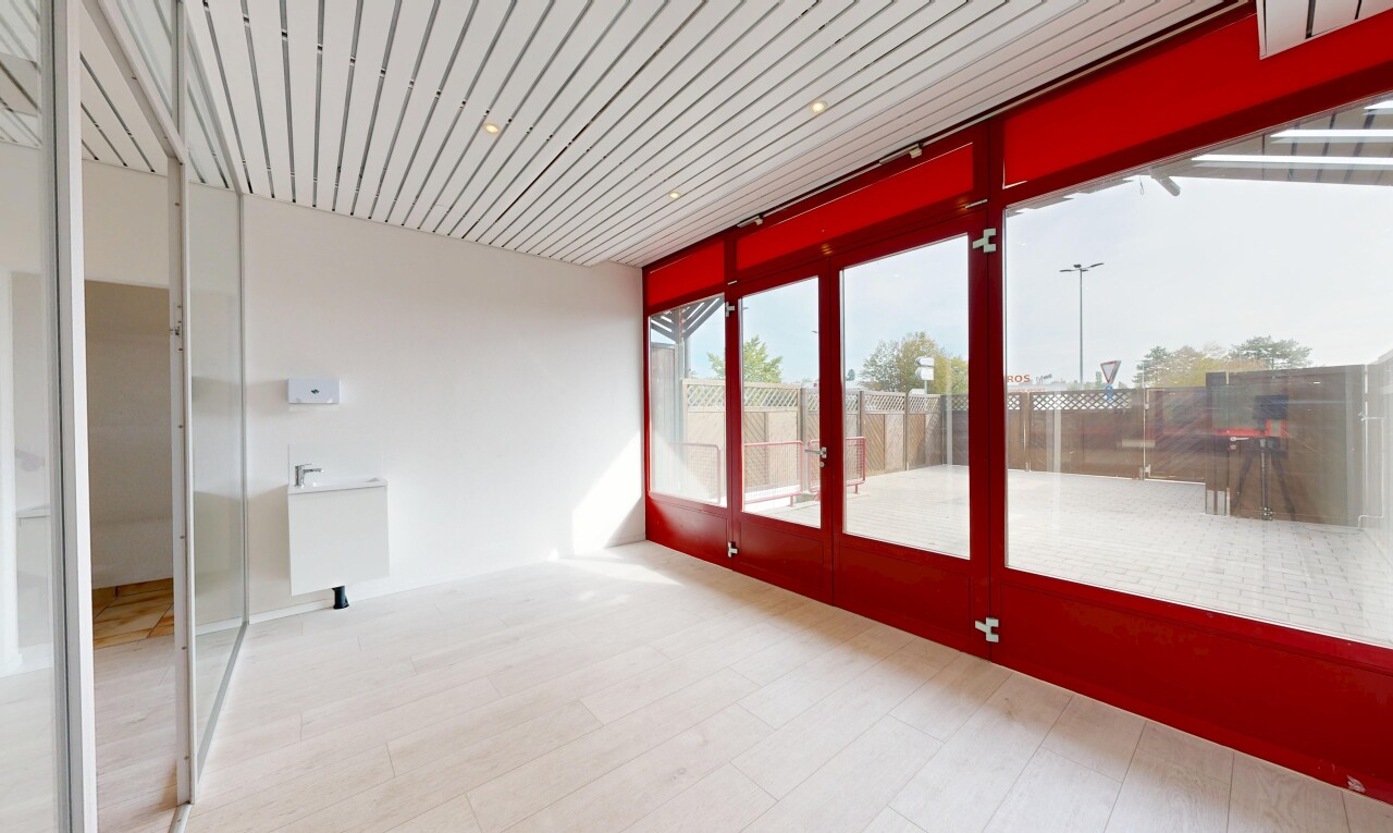 pièce vide avec véranda, drywall, cloison sèche, éclairage encastré, et wood finish floor