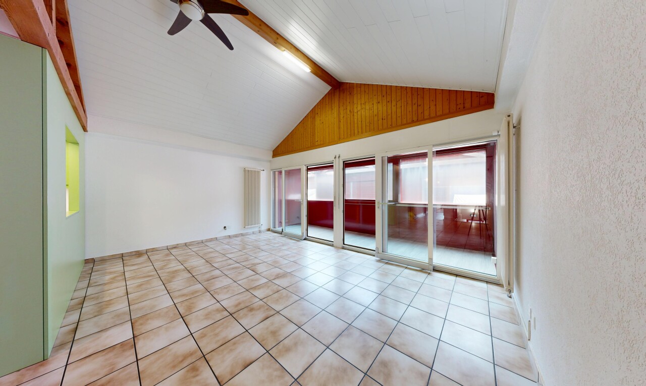 pièce vide avec beamed ceiling, plafond à poutres, high end ceiling, vaulted ceiling, et plafond voûté