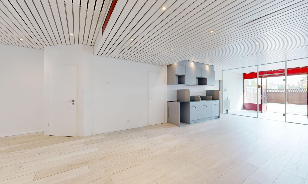 pièce vide avec éclairage encastré, drywall, cloison sèche, wood finish floor, et sol en finition bois