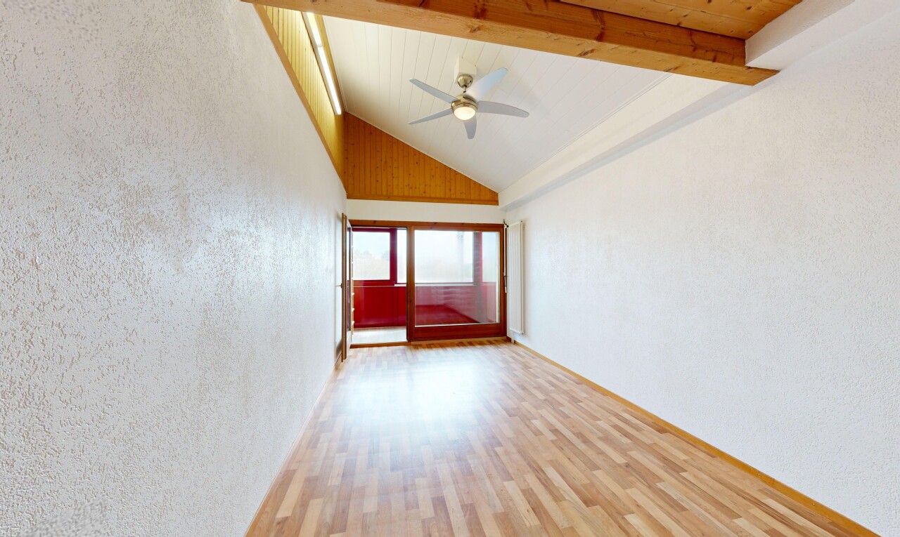 pièce vide avec vaulted ceiling, plafond voûté, high ceiling, plafond haut, et wood finish floor