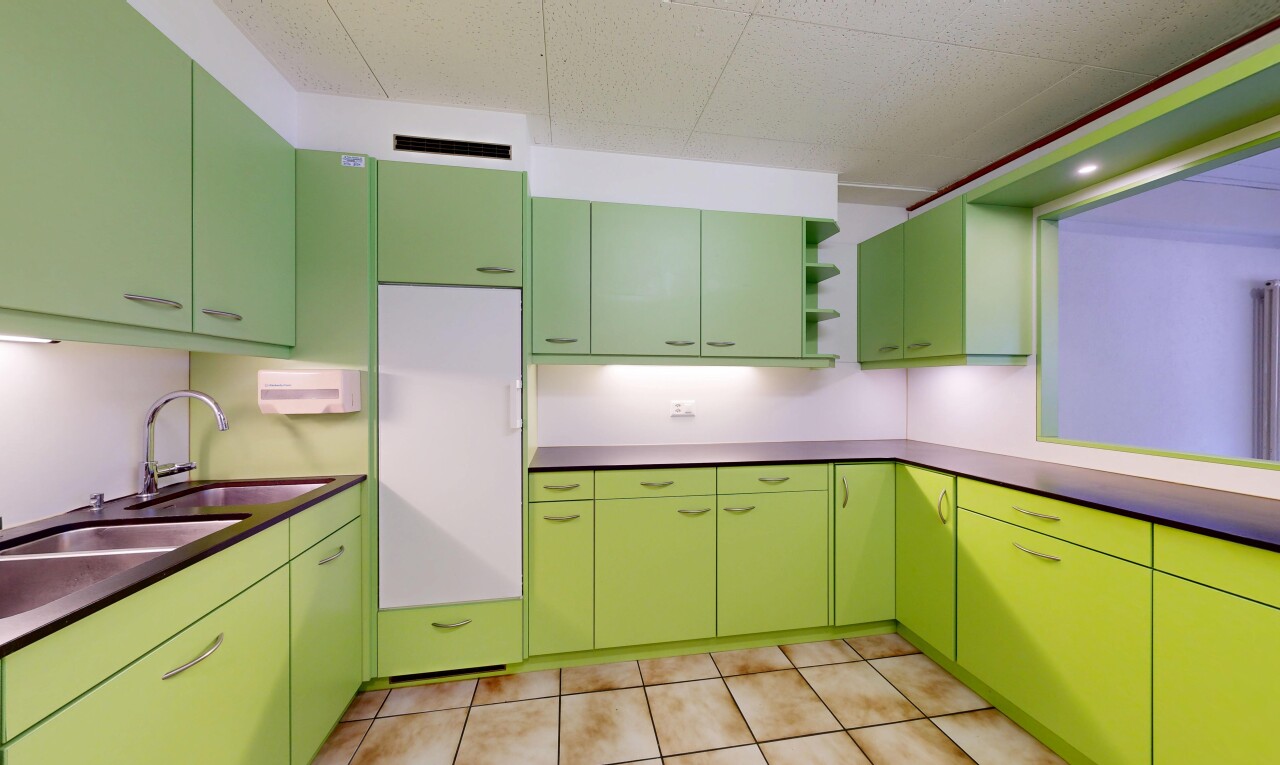 cuisine avec light floor, green cabinets, armoires vertes, dark countertops, et plans de travail