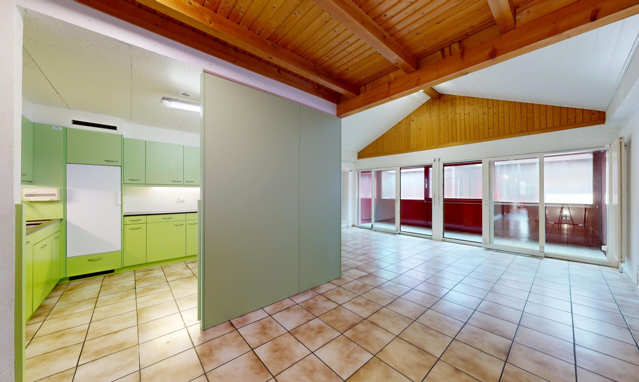 pièce vide avec beamed ceiling, plafond à poutres, vaulted ceiling, plafond voûté, et high end ceiling