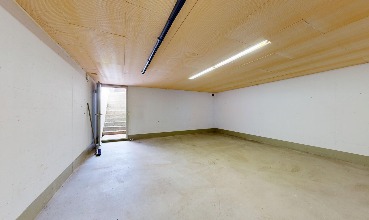 pièce vide avec concrete floor, sol en béton, inside property, escaliers, et drywall