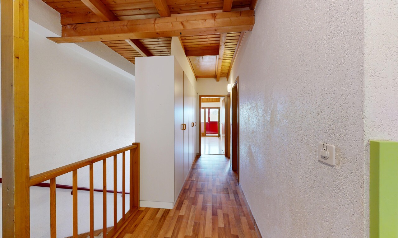 couloir avec plafond à poutres, beamed ceiling, plafond en bois, wood ceiling, et high end ceiling