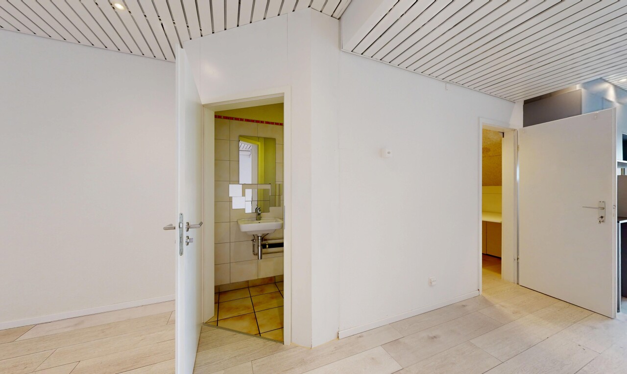 pièce vide avec plafond en bois, wood ceiling, cloison sèche, drywall, et sol en finition bois