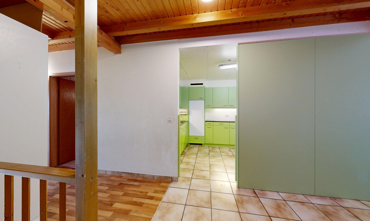 couloir avec plafond à poutres, beamed ceiling, plafond en bois, wood ceiling, et high end ceiling