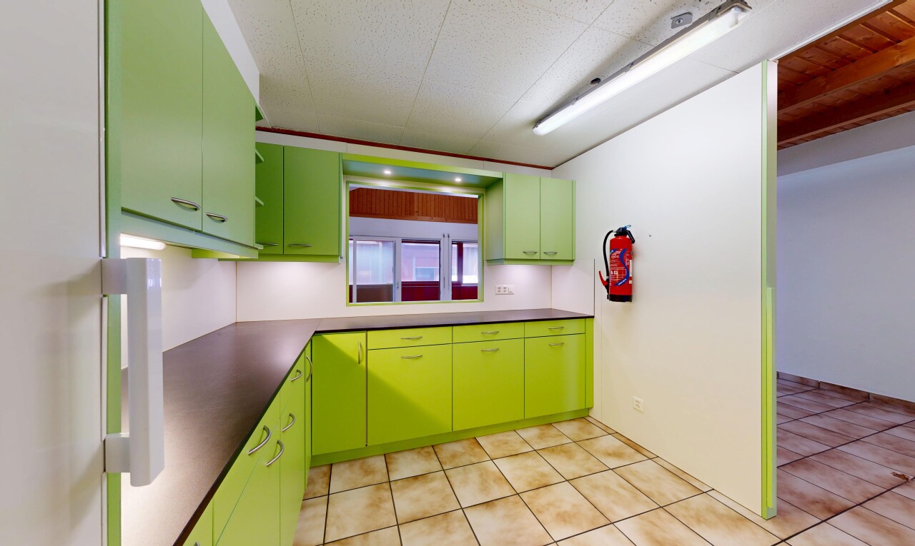 cuisine avec light floor, drywall, cloison sèche, tile floor, et sol en carrelage