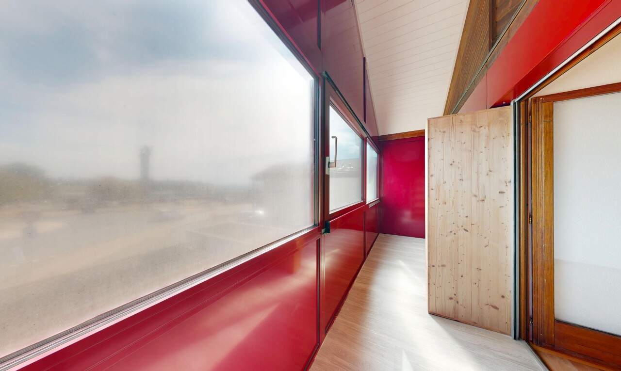couloir avec wood finish floor et sol en finition bois