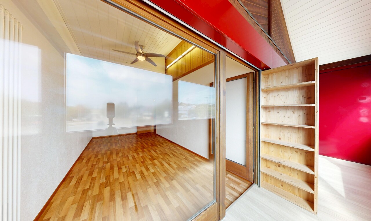 pièce vide avec wood finish floor, sol en finition bois, inside property, et ventilateur de plafond