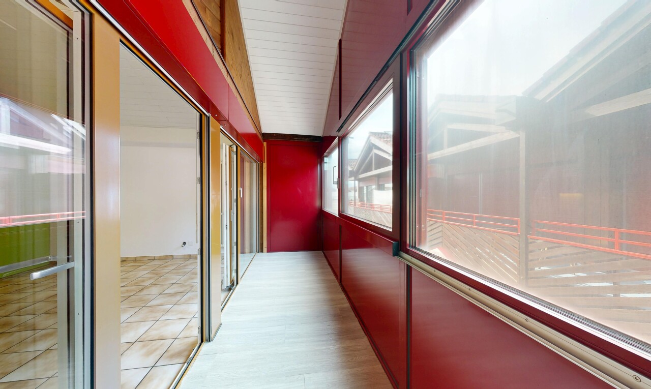 couloir avec véranda et inside property