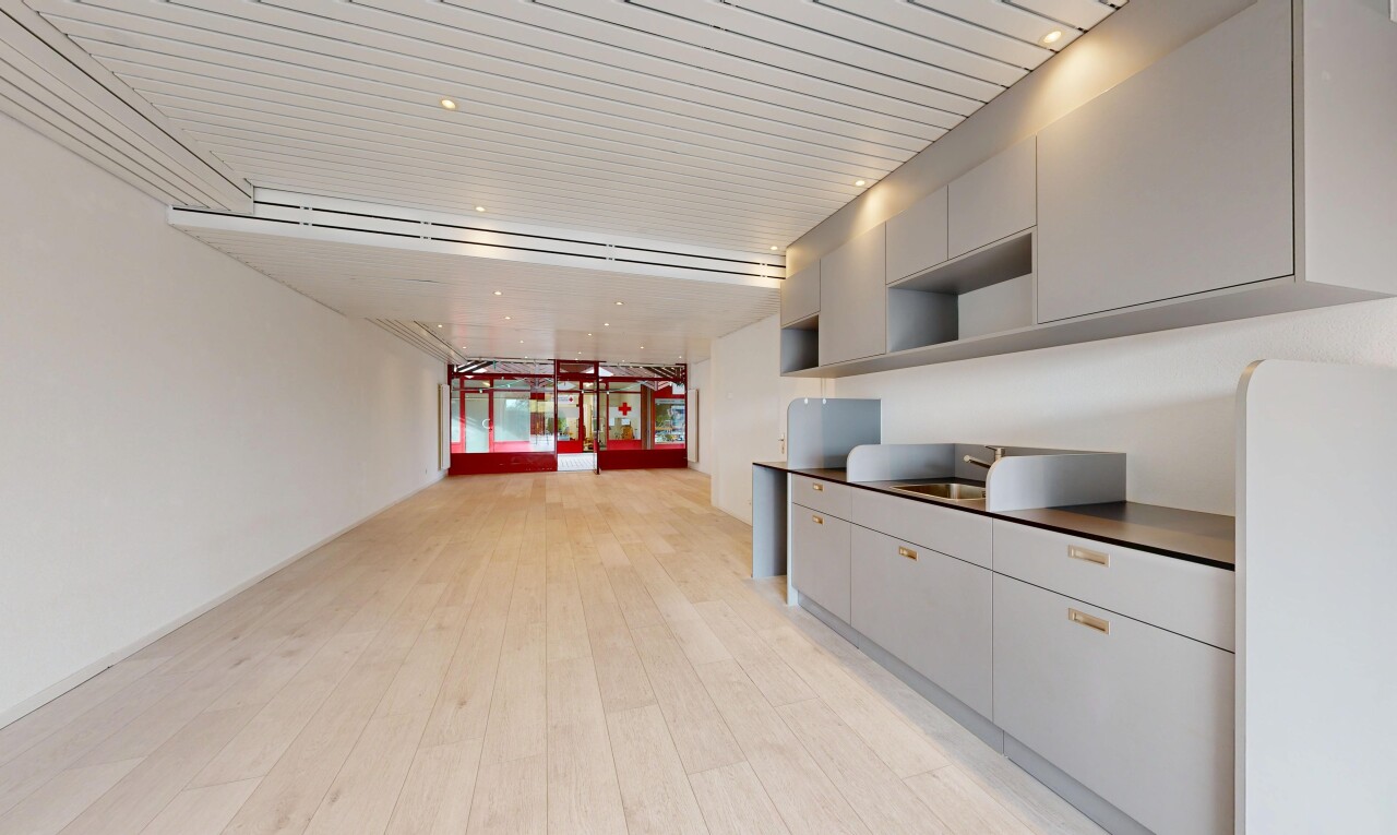 cuisine avec gray cabinets, armoires grises, wood finish floor, drywall, et light floor