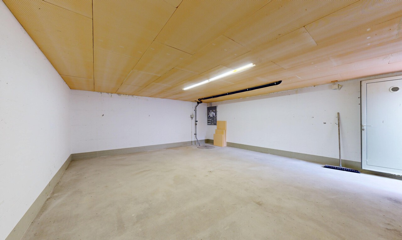 pièce vide avec concrete floor, sol en béton, inside property, drywall, et cloison sèche