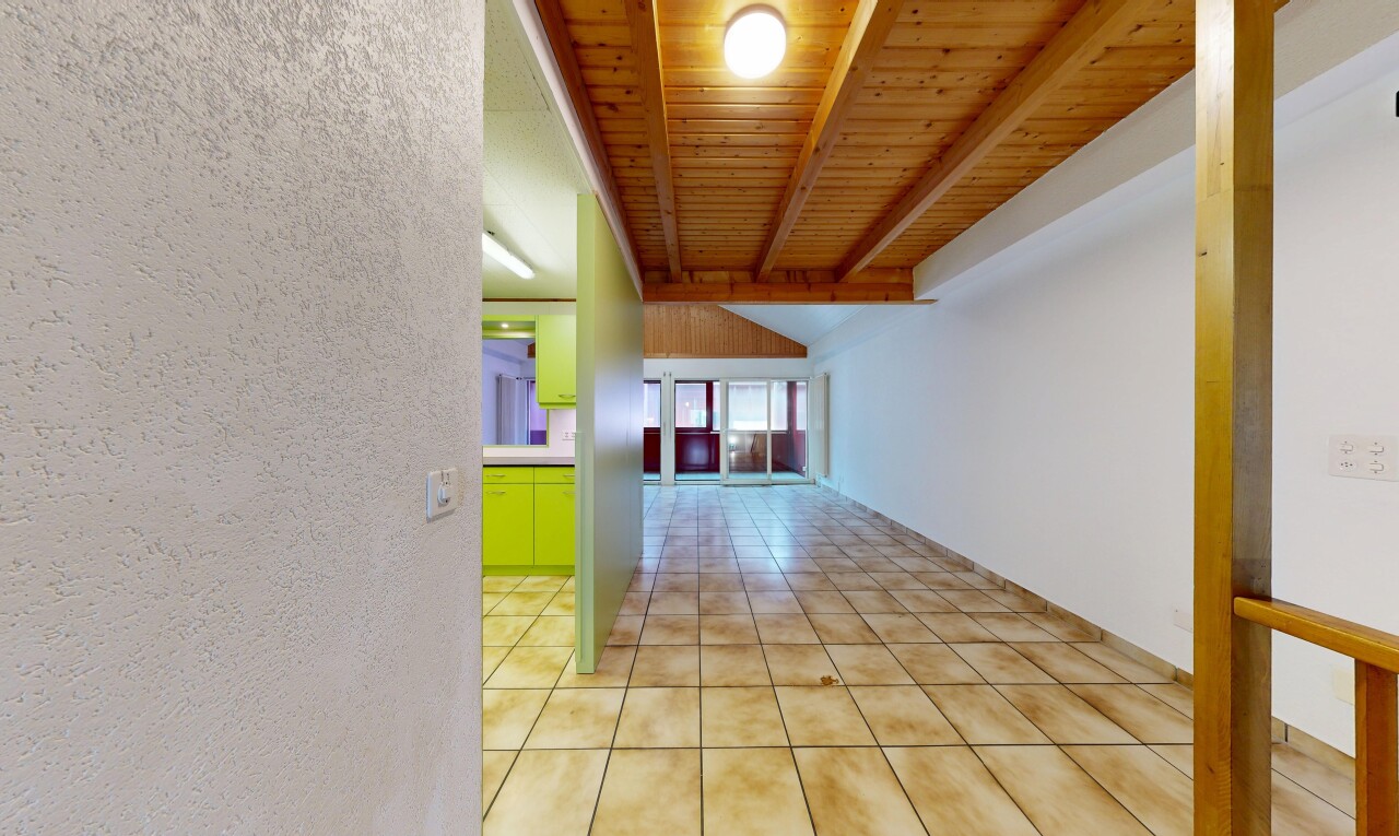 couloir avec plafond à poutres, beamed ceiling, plafond en bois, wood ceiling, et high end ceiling
