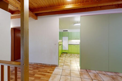 couloir avec plafond à poutres, beamed ceiling, plafond en bois, wood ceiling, et high end ceiling