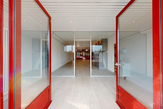 espace intérieur avec sol en finition bois, wood finish floor, éclairage encastré, et inside property