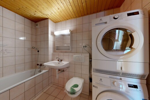 salle de bains avec miroir, wood ceiling, plafond en bois, tile wall, et mur en carrelage