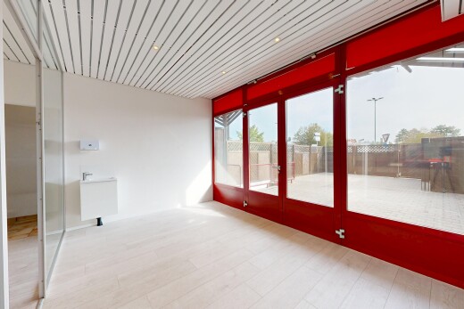 leerer raum mit wintergarten, drywall, gipskartonwand, einbauleuchten, und wood finish floor