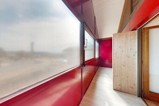 couloir avec wood finish floor et sol en finition bois