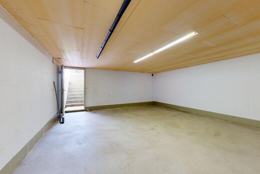 pièce vide avec concrete floor, sol en béton, inside property, escaliers, et drywall