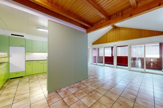 pièce vide avec beamed ceiling, plafond à poutres, vaulted ceiling, plafond voûté, et high end ceiling
