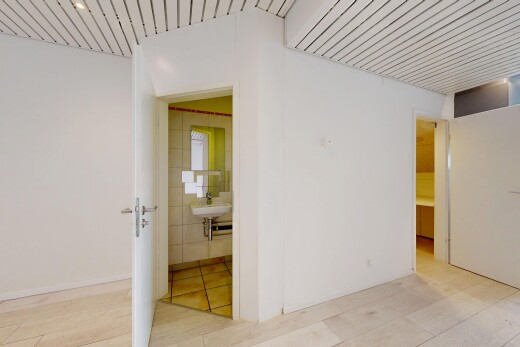 pièce vide avec plafond en bois, wood ceiling, cloison sèche, drywall, et sol en finition bois