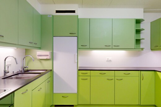 cuisine avec green cabinets, armoires vertes, évier, open shelves, et étagères ouvertes