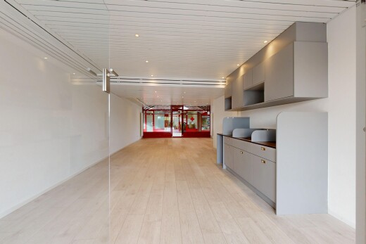cuisine avec gray cabinets, armoires grises, drywall, wood finish floor, et éclairage encastré
