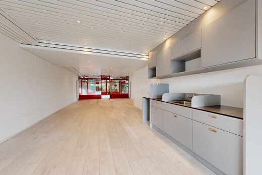 cuisine avec gray cabinets, armoires grises, wood finish floor, drywall, et light floor