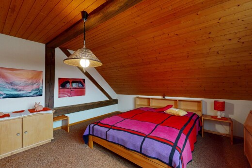 zimmer / schlafzimmer mit zusätzliches zimmer, wood ceiling, holzdecke, drywall, und gipskartonwand