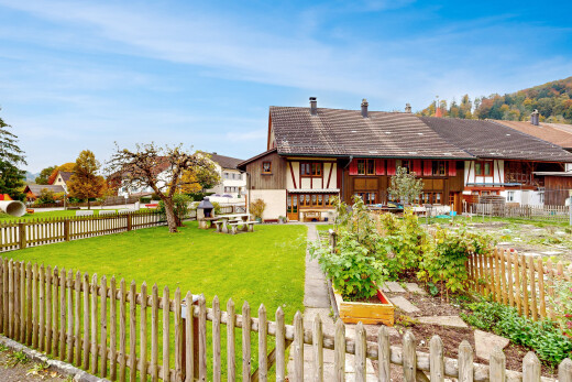 außenansicht mit zaun, day time, rasen, garten, und property visible