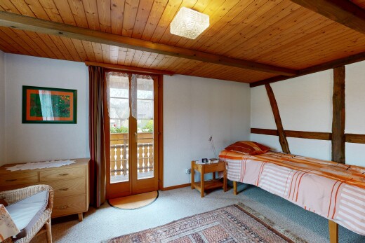 zimmer / schlafzimmer mit natural light, natürliches licht, carpet, teppich, und inside property