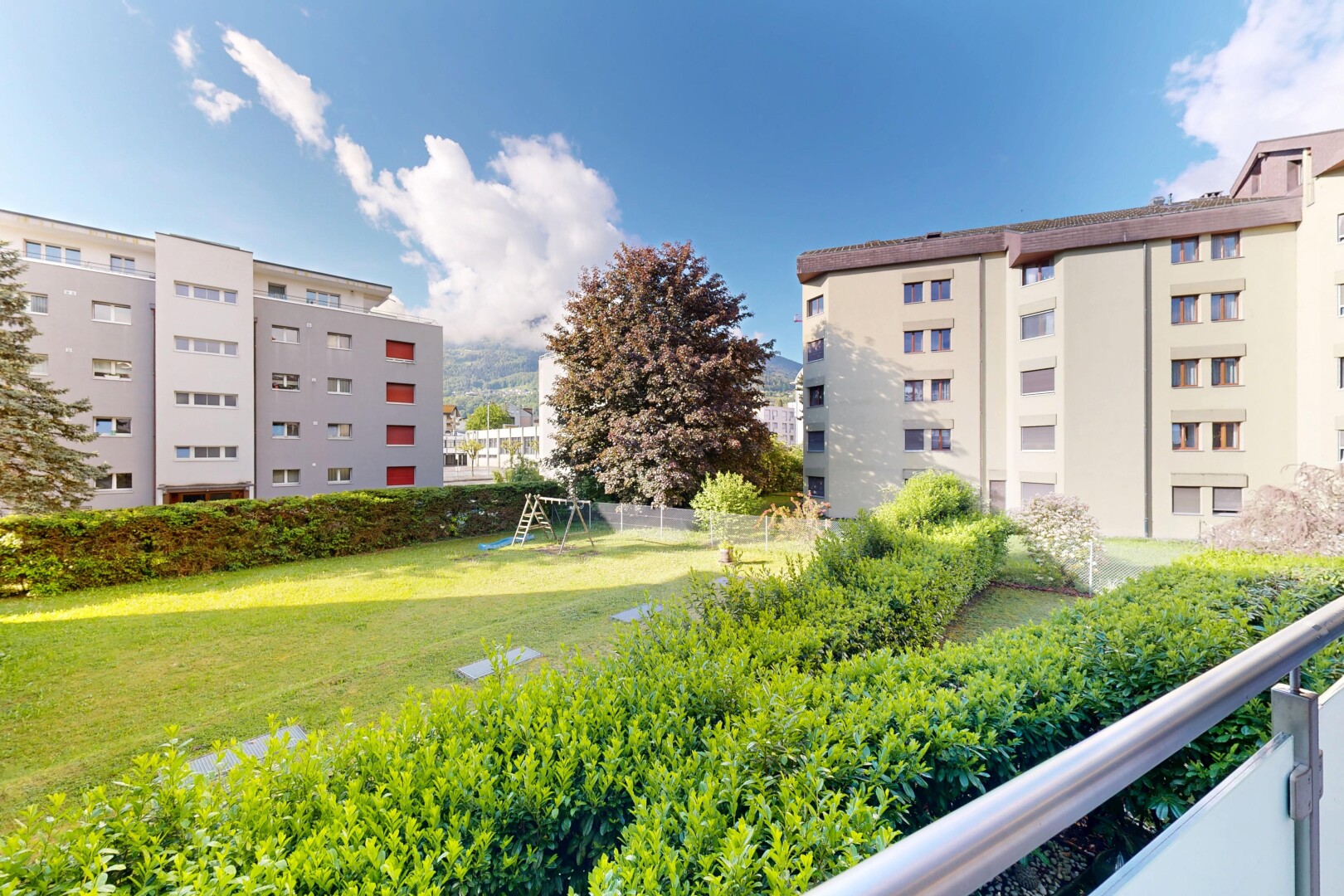extérieur du bâtiment avec apartment complex view, vue sur le complexe d'appartements, day time, et from property