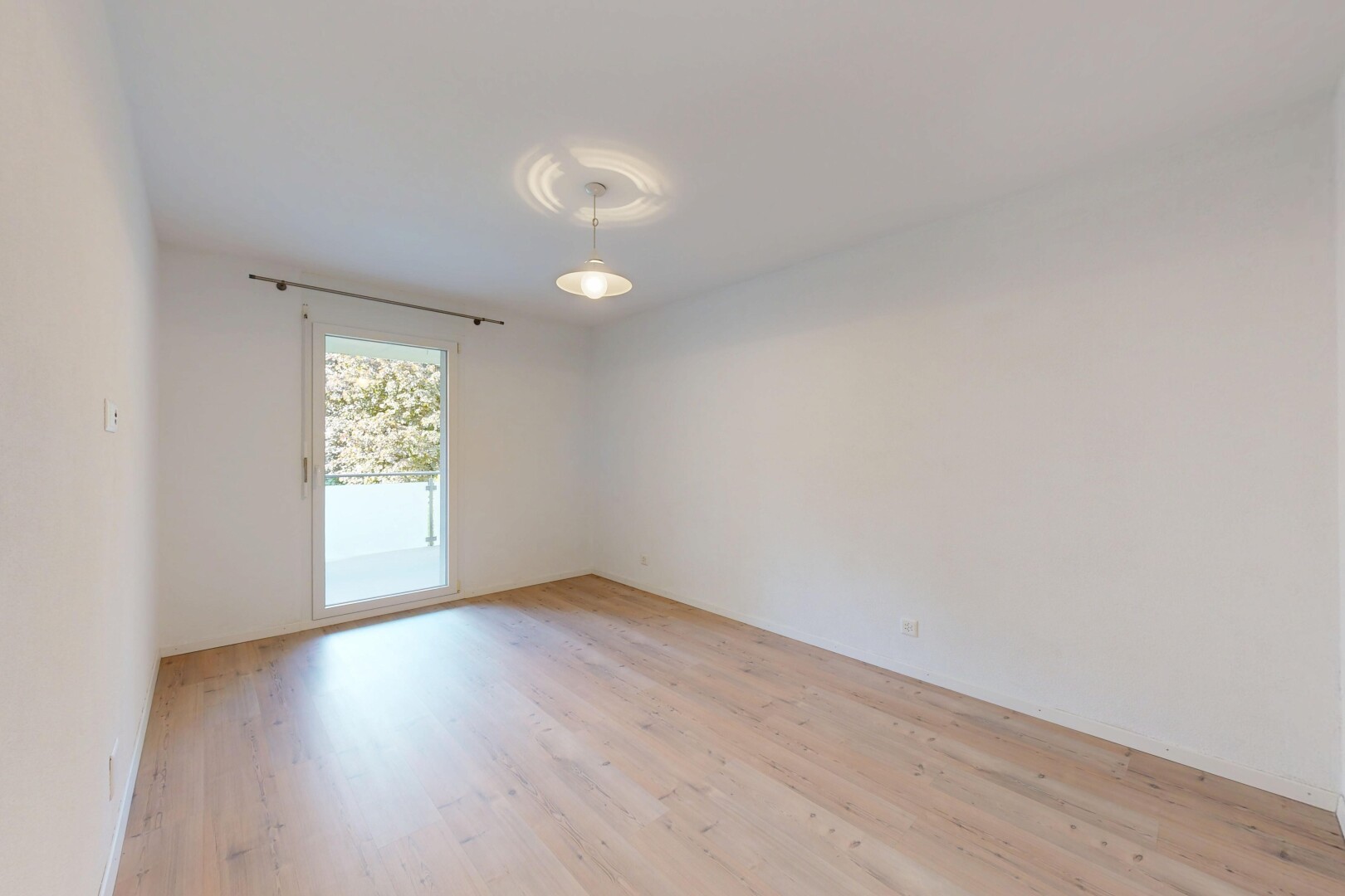pièce vide avec drywall, cloison sèche, inside property, wood finish floor, et sol en finition bois