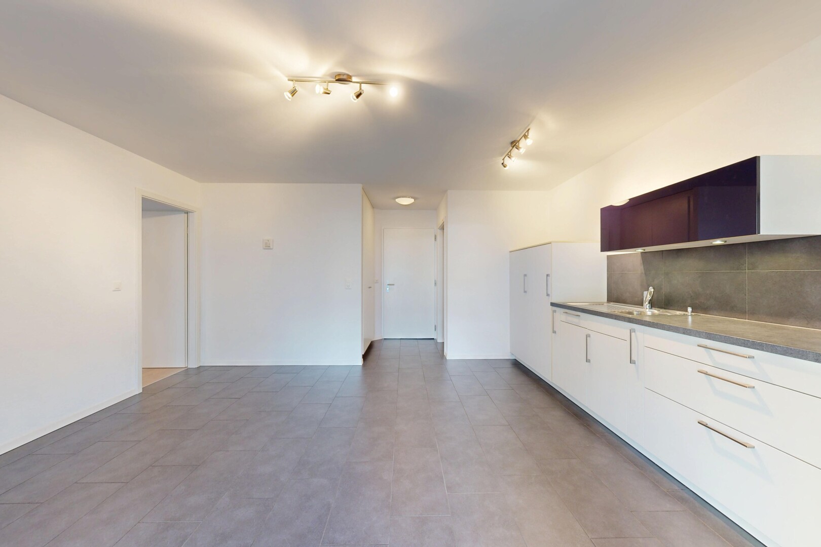 cuisine avec inside property, drywall, cloison sèche, backsplash, et dosseret