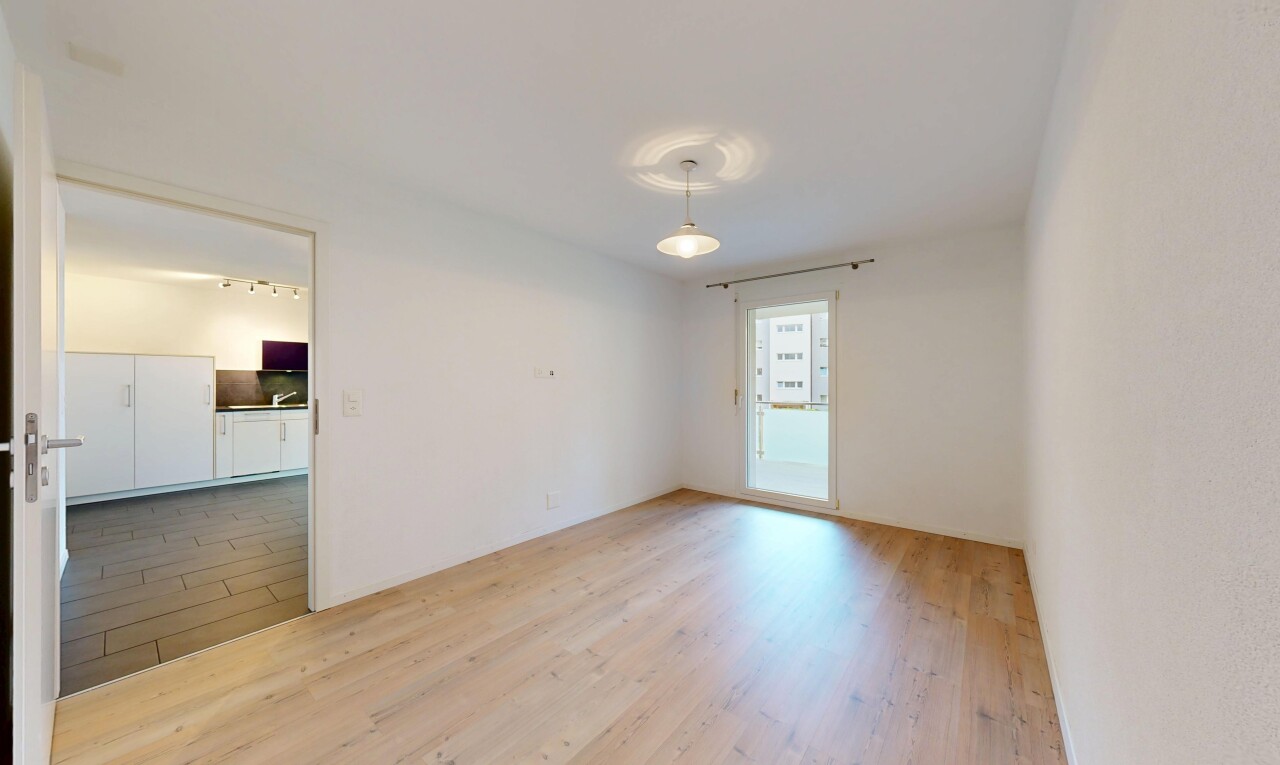 pièce vide avec wood finish floor, sol en finition bois, inside property, natural light, et lumière naturelle