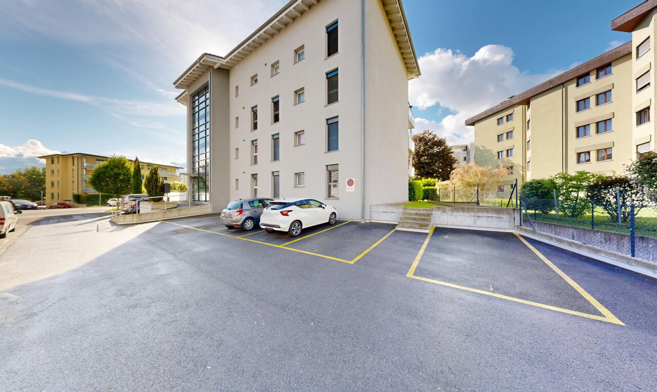 extérieur du bâtiment avec apartment complex view, vue sur le complexe d'appartements, day time, et parking