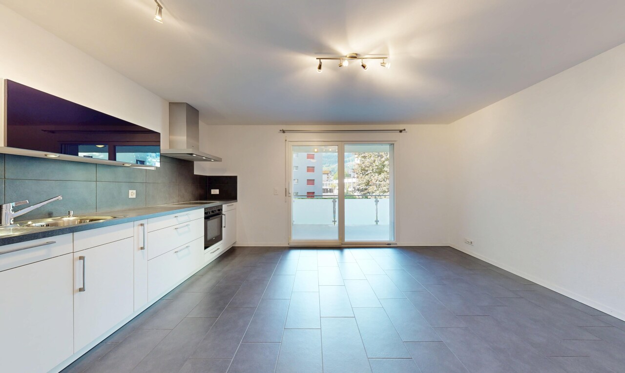 cuisine avec track lighting, éclairage sur rail, white cabinets, armoires blanches, et hotte