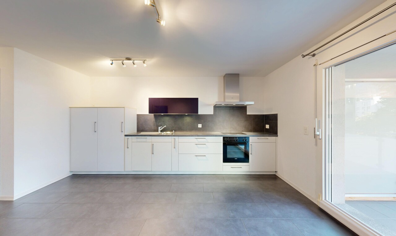 cuisine avec four, hotte, inside property, dosseret, et backsplash