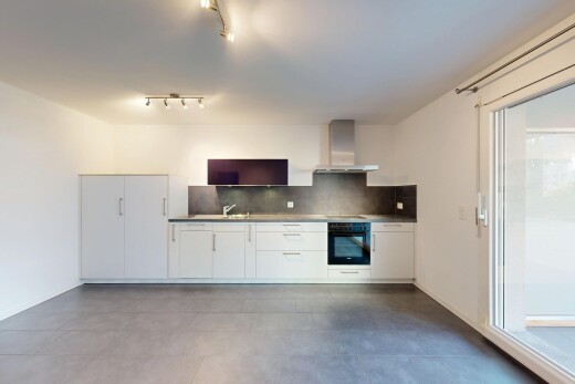 cuisine avec four, hotte, inside property, dosseret, et backsplash