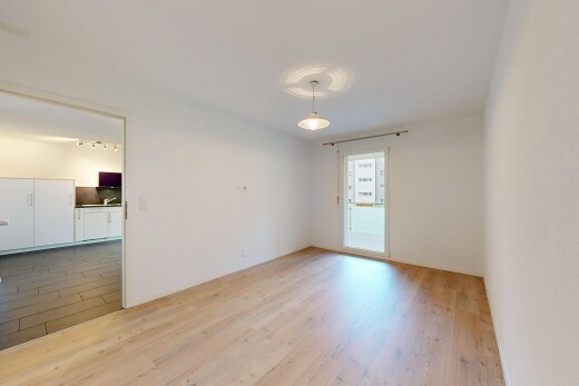 pièce vide avec wood finish floor, sol en finition bois, inside property, natural light, et lumière naturelle