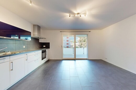 cuisine avec track lighting, éclairage sur rail, white cabinets, armoires blanches, et hotte