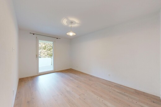 pièce vide avec drywall, cloison sèche, inside property, wood finish floor, et sol en finition bois