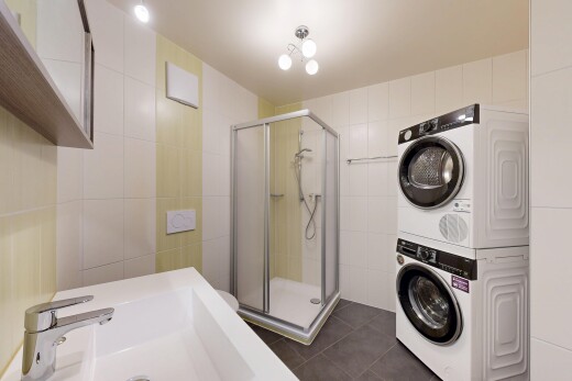 bad mit komplettes badezimmer, dusche, waschturm, fliesenwand, und tile wall